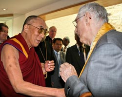 Sangharakshita et le Dalaï-Lama à Londres en mai 2008