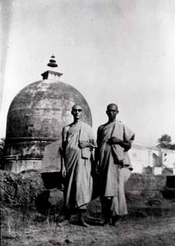 Sangharakshita et Buddharakshita à Kusinara